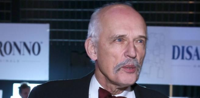 Wczoraj na jednym z krzesełek Stadionu Narodowego zasiadł milionowy widz. Mikołaj Piotrowski z zarządzającej obecnie stadionem spółki PL 2012+ twierdzi, że liczba odwiedzających stadion rośnie lawinowo, a Stadion jest najpopularniejszym miejscem w Polsce. Skąd w takim razie tyle wpadek? <br><br>Na to  pytanie odpowiedź znalazł <b>Janusz Korwin-Mikke</b>. Według niego <b>Stadion jest przeklęty</b>. Lider Kongresu Nowej Prawicy tłumaczy, że obiekt powstał na zrabowanej właścicielom ziemi, a spora część astronomicznego budżetu trafiła do kieszeni osób, które zajmowały się inwestycją. Recepta na przyszłość? Natychmiast wszystko rozebrać, albo oddać prawowitym właścicielom.