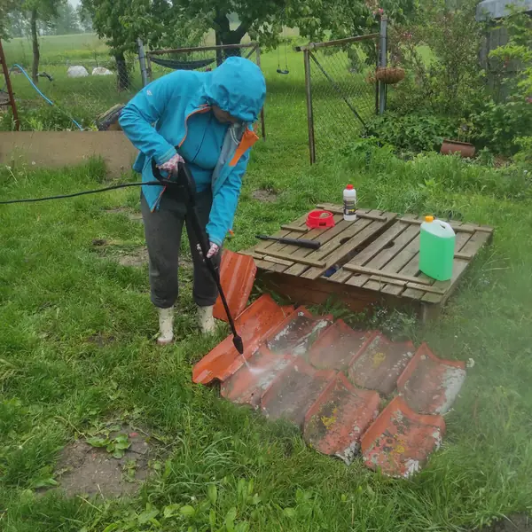 &quot;Oryginalne dachówki zostały zdjęte i wyczyszczone myjką ciśnieniową.&quot;