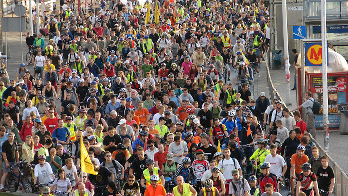 Setki rowerzystów przejadą jutro ulicami Warszawy. Mimo że nie mają pozwolenia. – Miejski inżynier ruchu cofnął zgodę z powodu zamknięcia mostu Łazienkowskiego – informuje stołeczny Ratusz. – Nie dostaliśmy takiej decyzji. Przejazd się odbędzie, ale postaramy się, by był jak najmniej uciążliwy dla mieszkańców – mówią organizatorzy Masy.