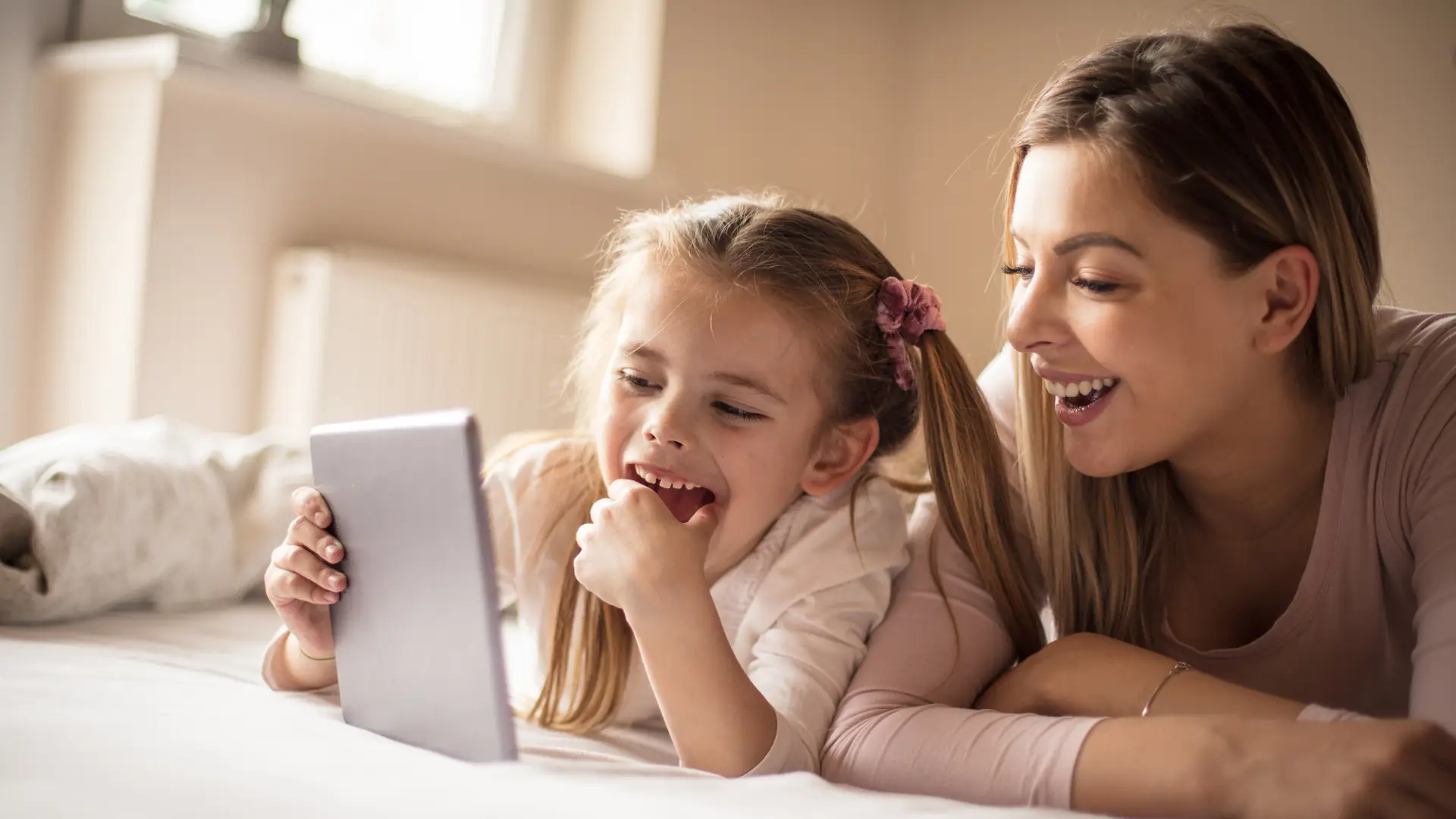 Idealny sprzęt do nauki i nie tylko. Jakie cechy powinien mieć rodzinny tablet?