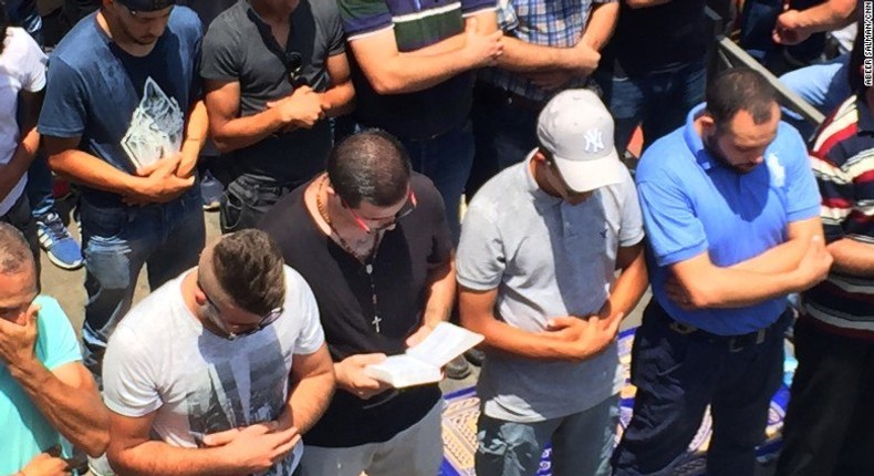 Christian breaks Internet by praying with Muslims in Jerusalem 