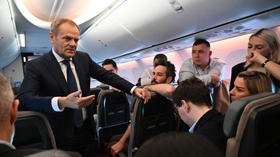 Premier Donald Tusk w samolocie w Berlinie przed powrotem ze spotkania nadzwyczajnego szczytu Trójkąta Weimarskiego.