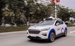 Samochody-roboty już na ulicach. Pierwsza firma dostała pozwolenie na przewóz ludzi