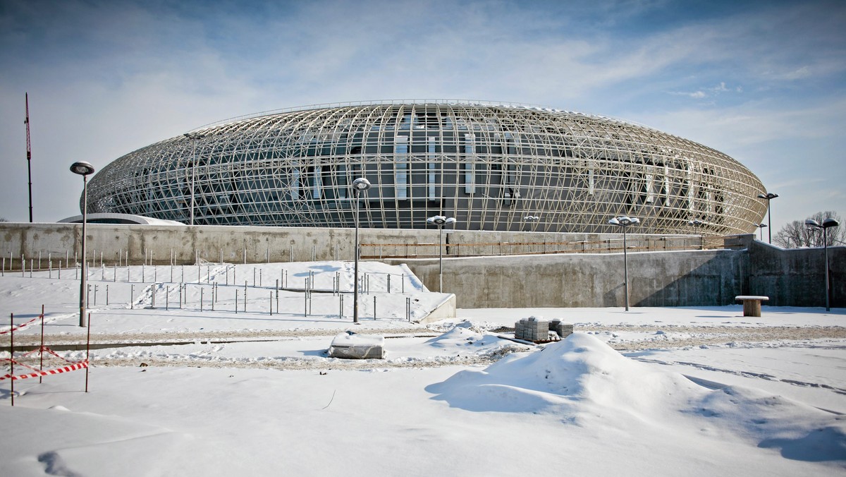 Prace przy budowie Kraków Areny, czyli hali widowiskowo-sportowej w Czyżynach, nabierają tempa i są coraz bliżej finału. W tej chwili trwa montaż lodowiska. Płyta, na której będzie mogła powstać lodowa tafla, tworzona jest przy użyciu najnowocześniejszych materiałów - czytamy na stronie Radia Kraków.