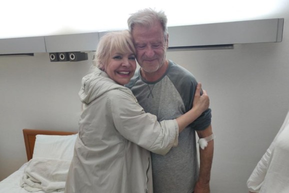 (FOTO) HANKA PALDUM POSETILA LEGENDARNOG PEVAČA U BOLNICI Bio hitno hospitalizovan, ona mu pruža podršku u najtežim trenucima