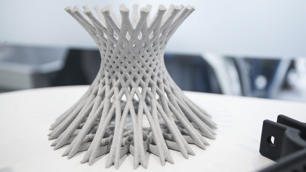 Belgijska firma Materialise w Bielanach Wrocławskich wybudowała fabrykę produkującą przedmioty przy użyciu drukarek 3D. Dzisiaj otworzono tam Centrum Kompetencji Technologii Druku 3D; inwestycja kosztowała 10 mln euro.
