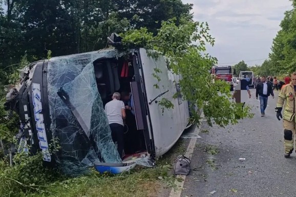 PET OSOBA POVREĐENO! Teška nesreća u selu Kamičani: Sudarili se automobil i autobus, delovi vozila rasuti po putu (FOTO)