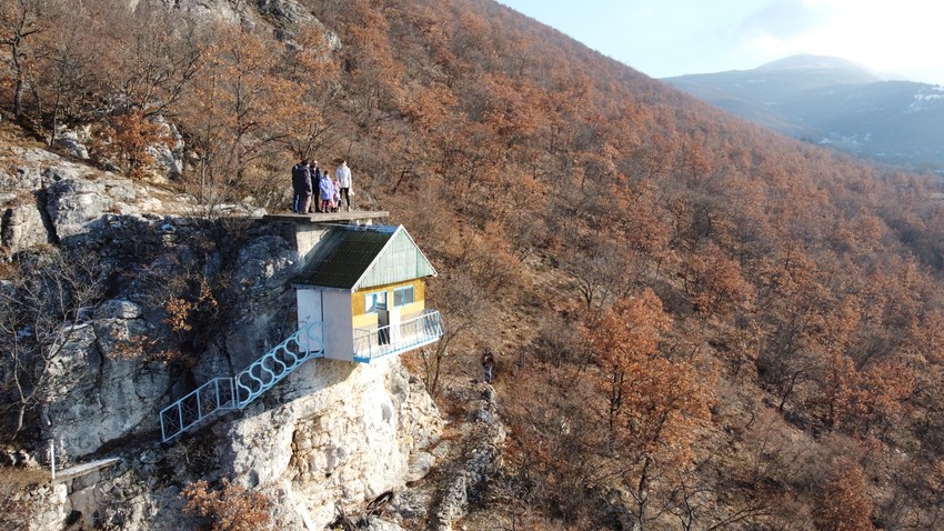 Majstor Mikina kućica na steni
