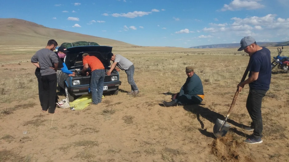 Mongolija pustinja Gobi kada se pregrejao motor