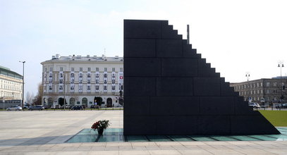 Stoją tu dzień w dzień. Czy policja zniknie spod pomnika smoleńskiego?