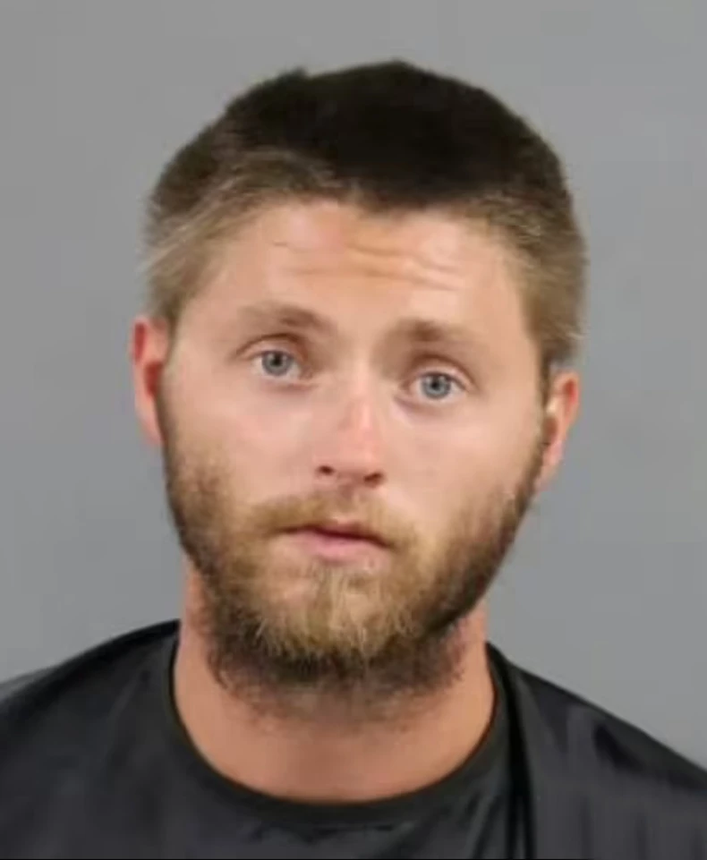 Otac izujedanih beba