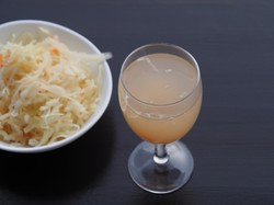 Nie wylewaj do zlewu! Pij codziennie, a przyspieszysz spalanie kalorii