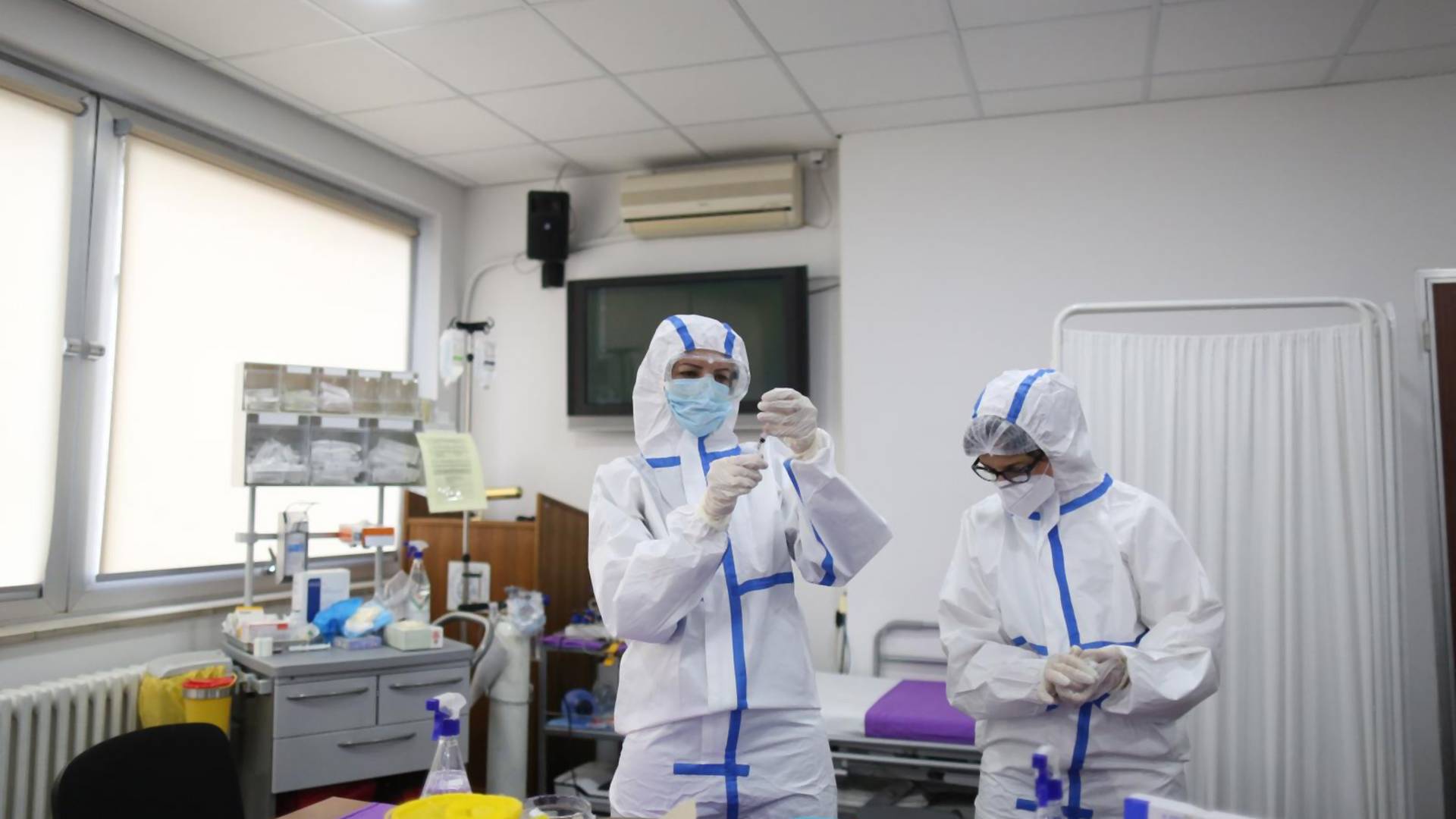 Lekari upozoravaju da bi oni koji su primili kinesku i Fajzer vakcinu morali da dobiju i treću dozu