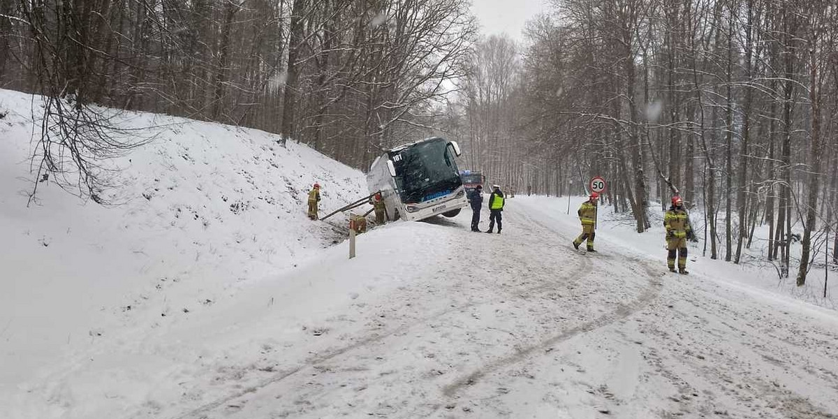 Wypadek autokaru w powiecie giżyckim. 