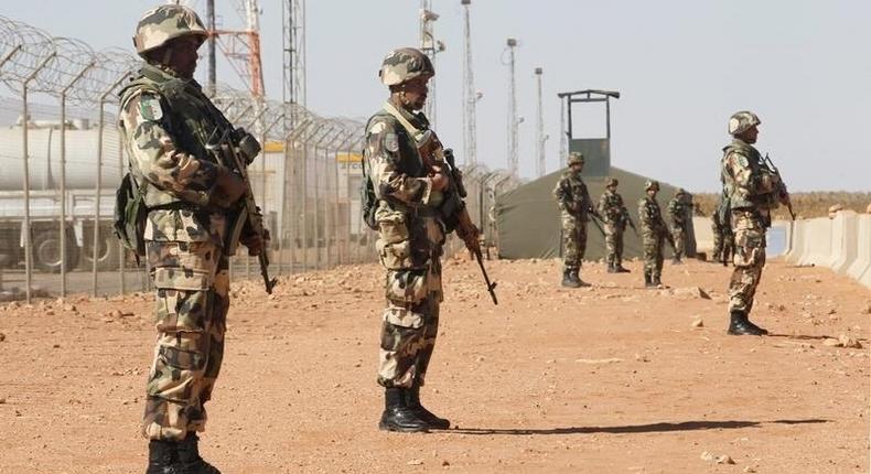 This illustration picture shows Algerian soldiers at the Tiguentourine Gas Plant in In Amenas, 1600 km (994 miles) southeast of Algiers, January 31, 2013. (REUTERS/Louafi Larbi)