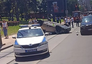 Prevrnut automobil u Požeškoj kod Doma zdravlja