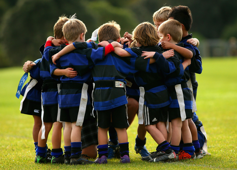 Dzieci grają w rugby