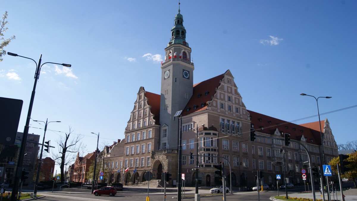 Komisja gospodarki komunalnej olsztyńskiej rady miasta przegłosowała wczoraj propozycje zmian nazw ulic w związku z ustawą dekomunizacyjną. W przypadku dwóch ulic, które według IPN powinny zostać przemianowane, zdecydowała się nie zmieniać ich nazw, a wobec dwóch innych zaproponowano zmianę na niemal takie same nazwy jak dotychczas.