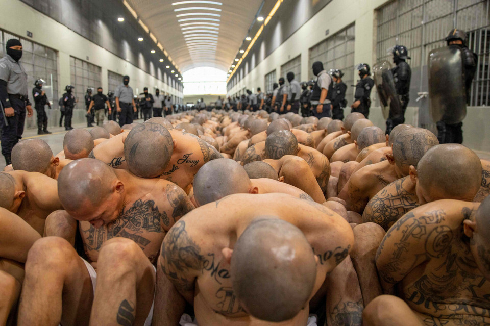 Mężczyźni transportowani do więzienia CECOT w Salwadorze