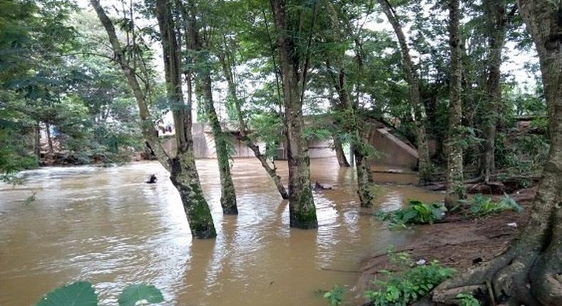 Dennis Yaw Ayamba, and two others who were engaged in the competition on Monday around 3.00 pm dived from the top of the bridge over the Densu River, which links Suhum to the New Juabeng Municipality. 