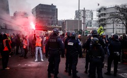 Niepokojące doniesienia z Francji. Policja stosuje wobec demonstrantów...