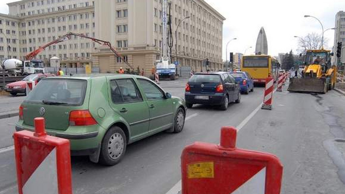 Z powodu budowy okrągłej kładki na ul. Piłsudskiego jazda samochodem po Rzeszowie to koszmar. Całe centrum miasta jest zakorkowane. Taka sytuacja ma potrwać aż do połowy lipca.