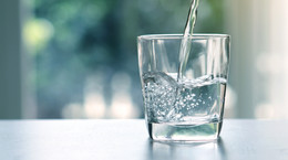 Woda alkaliczna i jej właściwości. Rodzaje, opinie i zakupy