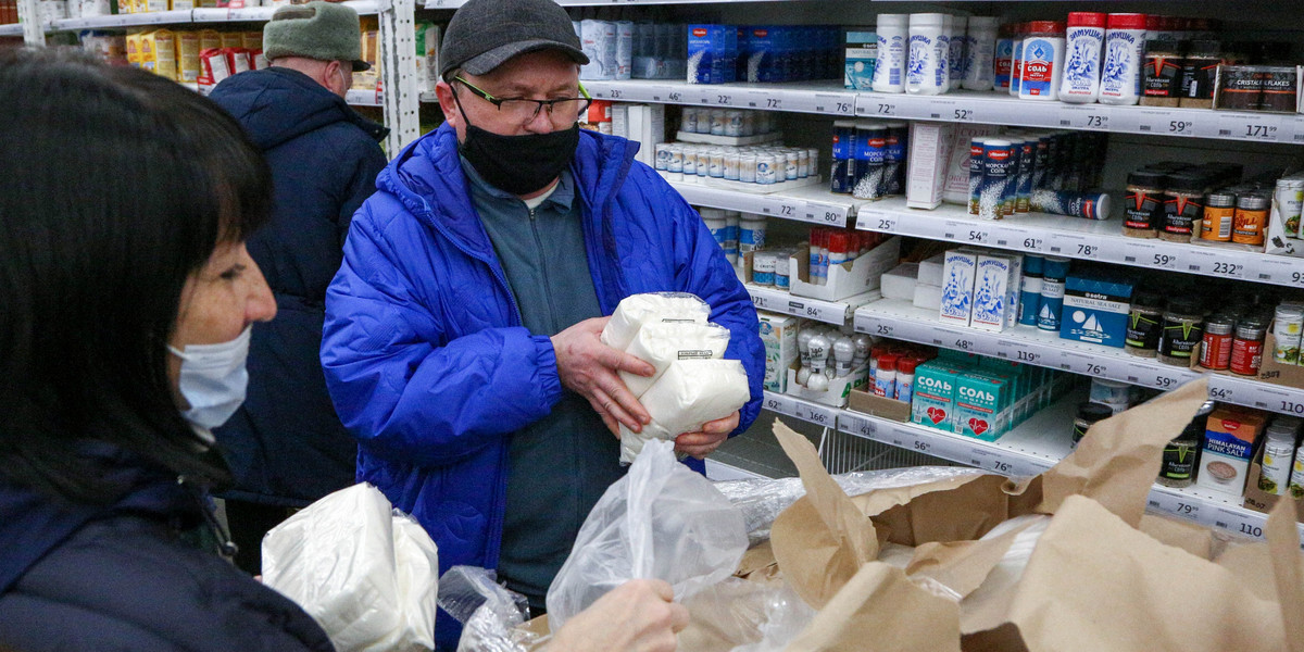 Na zdjęciu: Rosjanie wykupują podstawowe produkty w Auchan w Omsku.