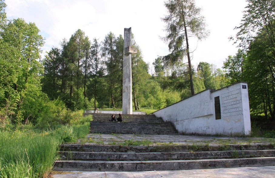 Pomnik bohaterów Republiki Pińczowskiej u podnóża Góry Byczowskiej (fot. Jarosław Roland Kruk, opublikowano na licencji Creative Commons Uznanie autorstwa–na tych samych warunkach 3.0 niezlokalizowana)