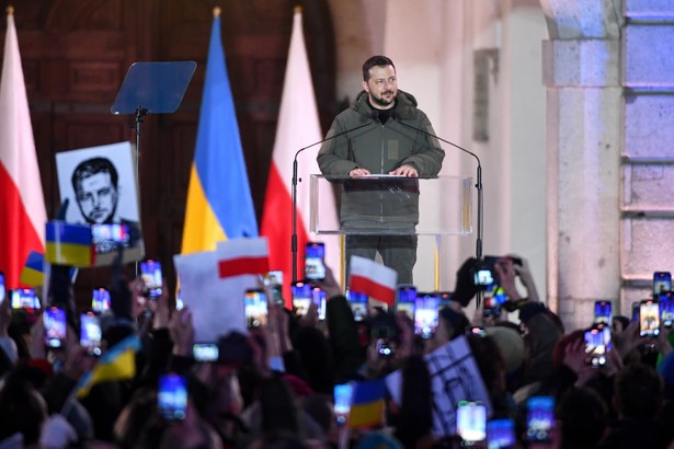 Prezydent Ukrainy Wołodymyr Zełenski podczas wystąpienia na dziedzińcu Zamku Królewskiego w Warszawie.