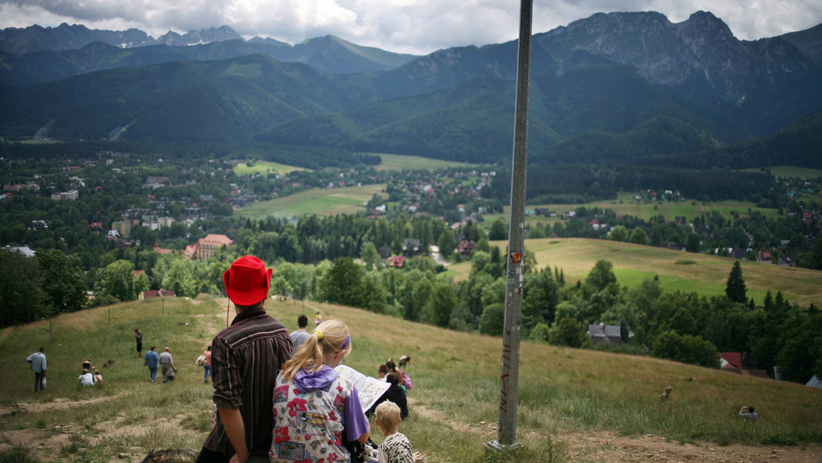 Do punktów informacji turystycznej praktycznie codziennie docierają skargi o... istniejących jedynie na papierze szlakach na tym legendarnym zboczu. Jak się bowiem okazuje, spora część tras turystycznych oznaczonych na mapach czy opisanych w przewodnikach jest już tylko na papierze. A to powoduje, że turyści chcący przejść proponowaną trasę albo błądzą albo też muszą po prostu zawrócić.