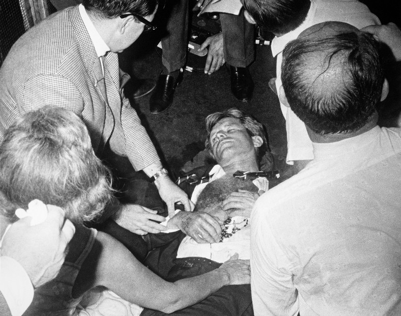 Robert Kennedy tuż po zamachu