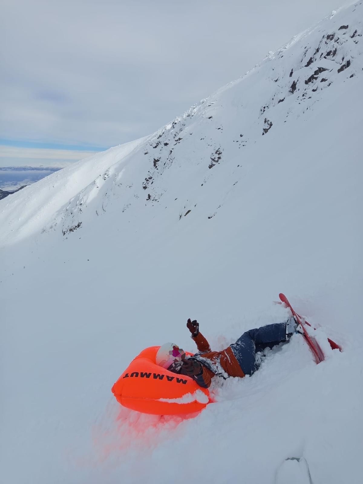 Pod Chopkom sa zranila 41-ročná lyžiarka. 