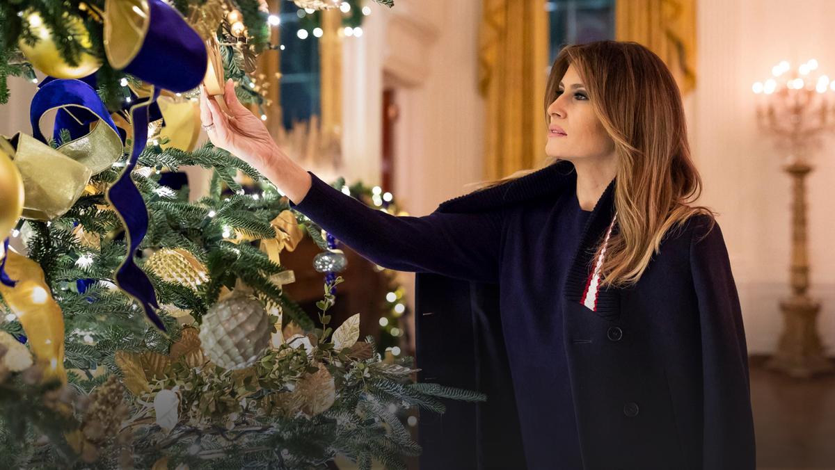 Melania Trump przygotowująca dekoracje świąteczne w 2018 r.