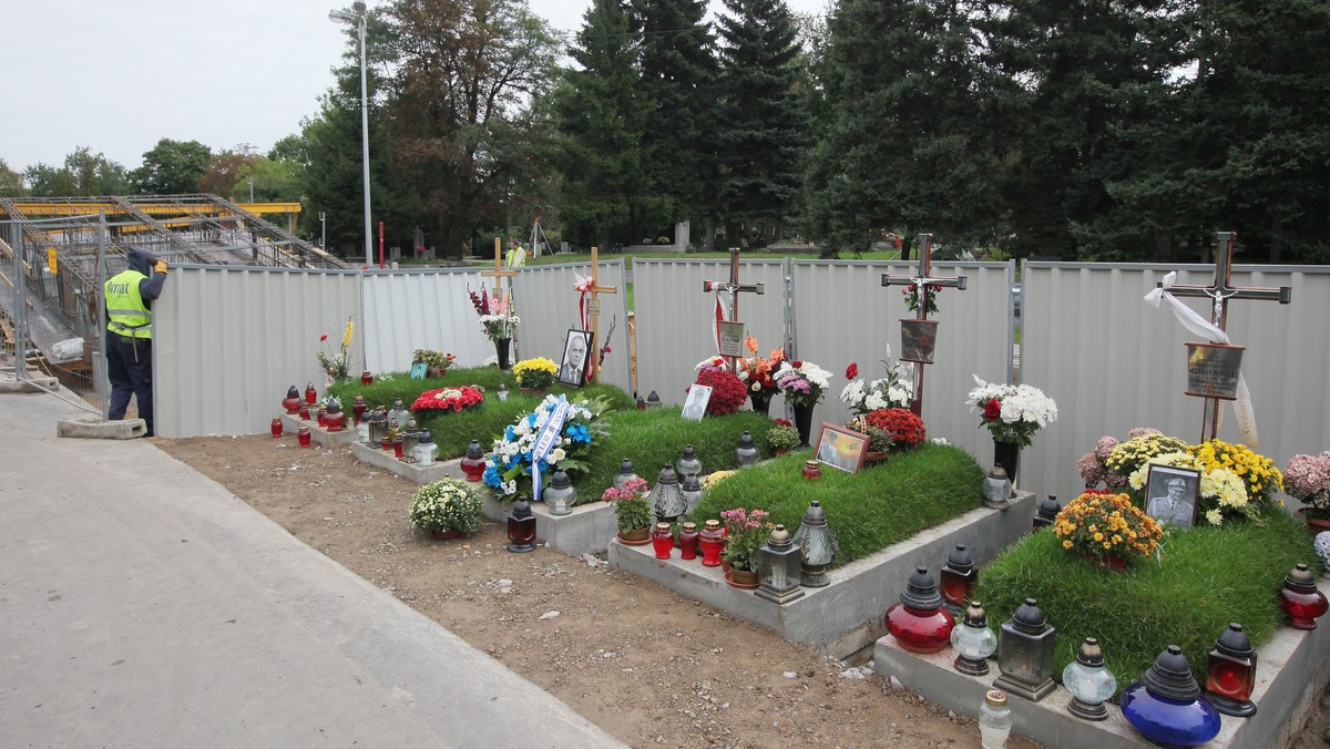 Centralna część pomnika ku czci ofiar katastrofy smoleńskiej na stołecznych Wojskowych Powązkach będzie gotowa na 1 listopada, jednak prawdopodobnie do tego czasu nie zostaną wykonane wszystkie nagrobki indywidualne ofiar - poinformowali wykonawcy pomnika.