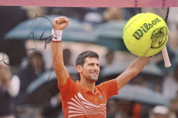 (FOTO) LOPTICA KOJA JE POMOGLA NOVAKU DA OBORI REKORD Vlada ju je pronašao, a sada je prodaje i to zbog ova tri divna dečaka