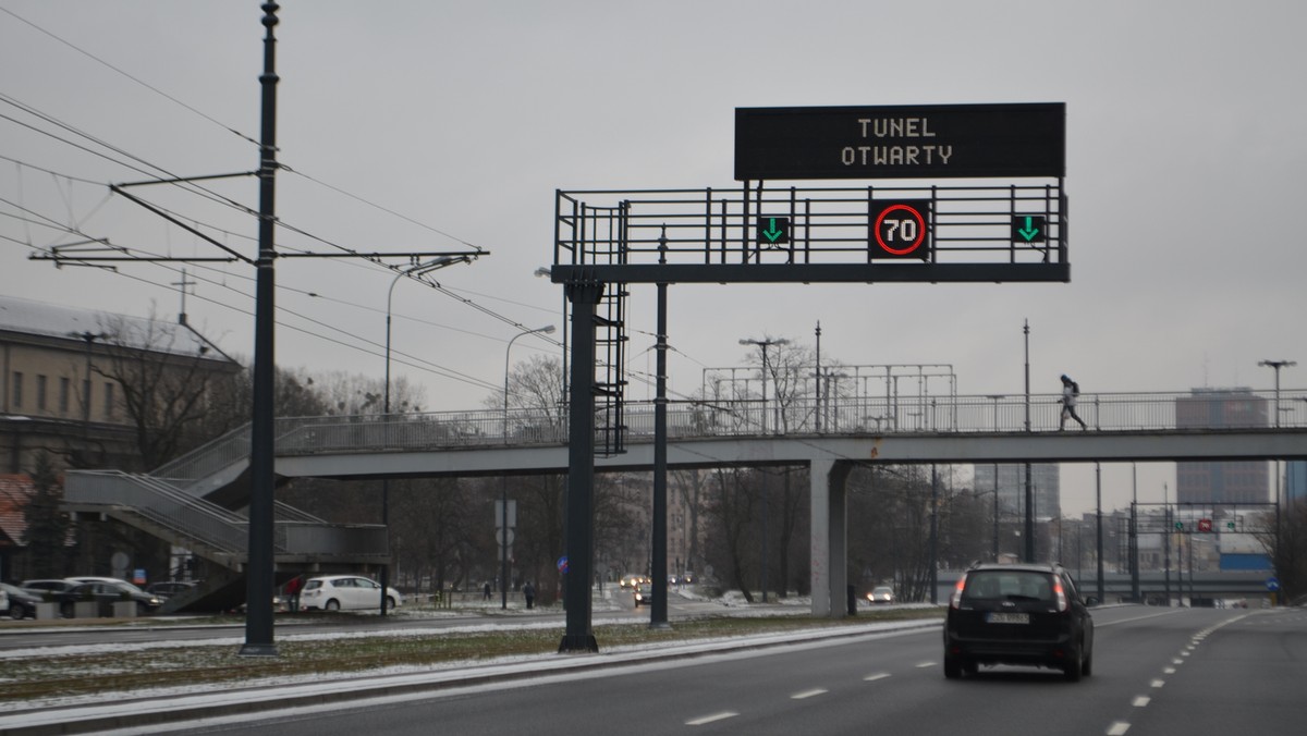 Nie 50, a 70 km/h można już jeździć tunelem pod trasą W-Z. Kierowcy odetchnęli z ulgą, choć pytają – dlaczego ograniczenie do 50 km/h musiało trwać tak długo?