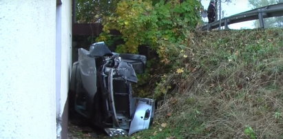 Groźny wypadek w Mysłakowicach. Samochód wbił się w dom