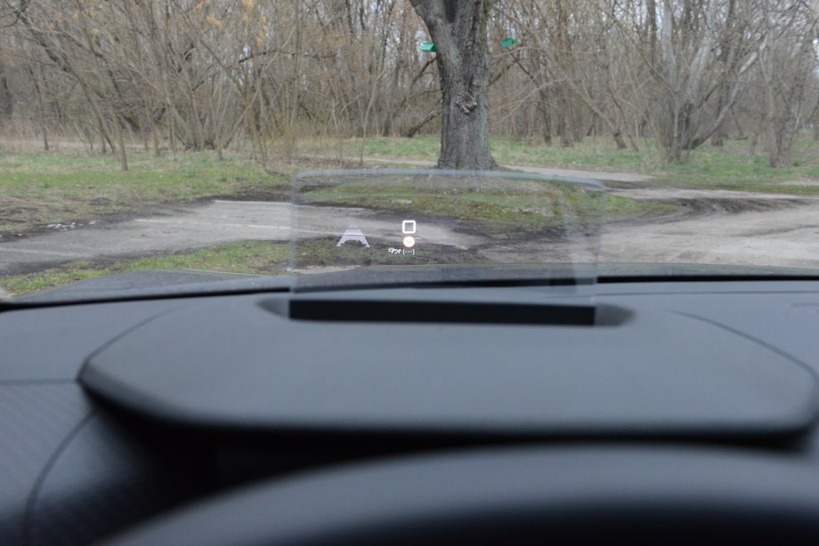 Citroen e-C4 może być wyposażony w HUD, ale w prostszej i tańszej wersji - informacje pokazywane są nie wprost na przedniej szybie, ale na wysuwanej, niewielkiej szybce.