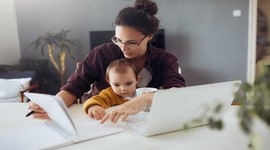 Świadczenie rodzicielskie „kosiniakowe” 2026 – kto może otrzymać 1000 zł netto miesięcznie