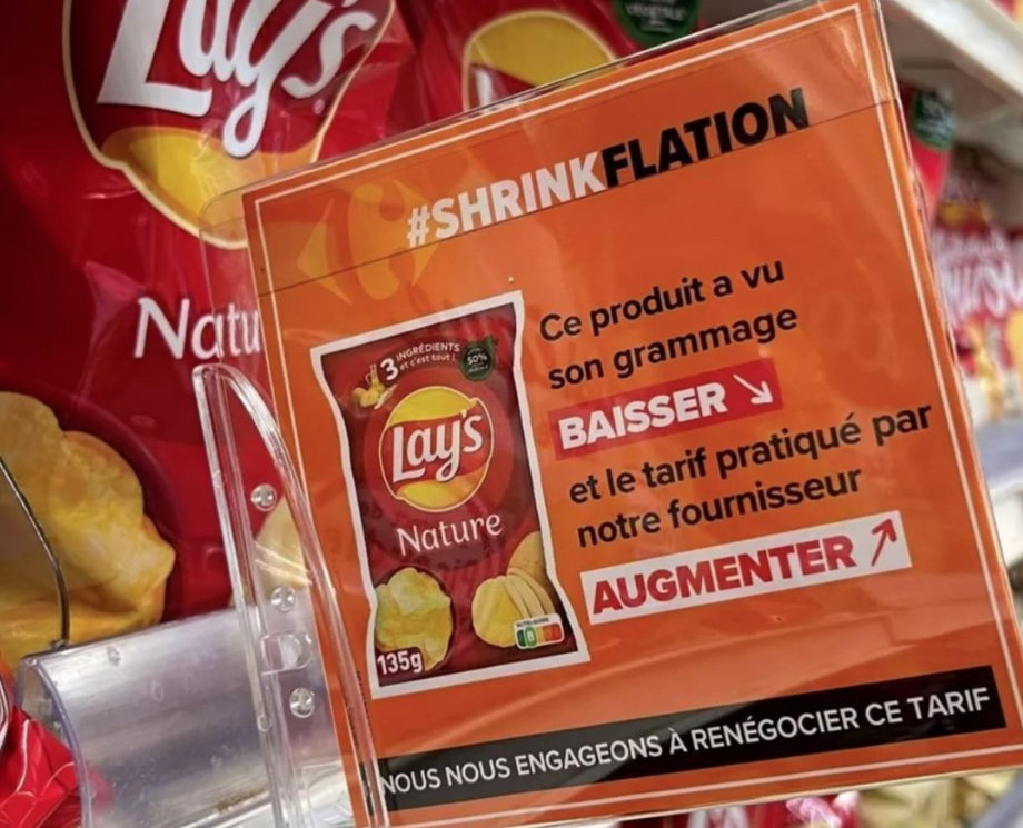 Tak wyglądają "shrinkflacyjne" etykietki z francuskich sklepów sieci