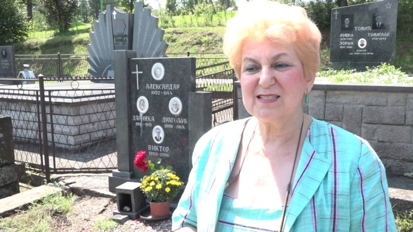 Zorica na groblju kod bake i deke