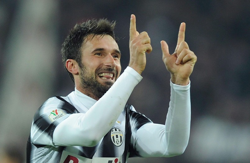 Mirko Vucinić cieszy się  gola strzelonego w meczu półfinałowym Pucharu Włoch z AC Milan