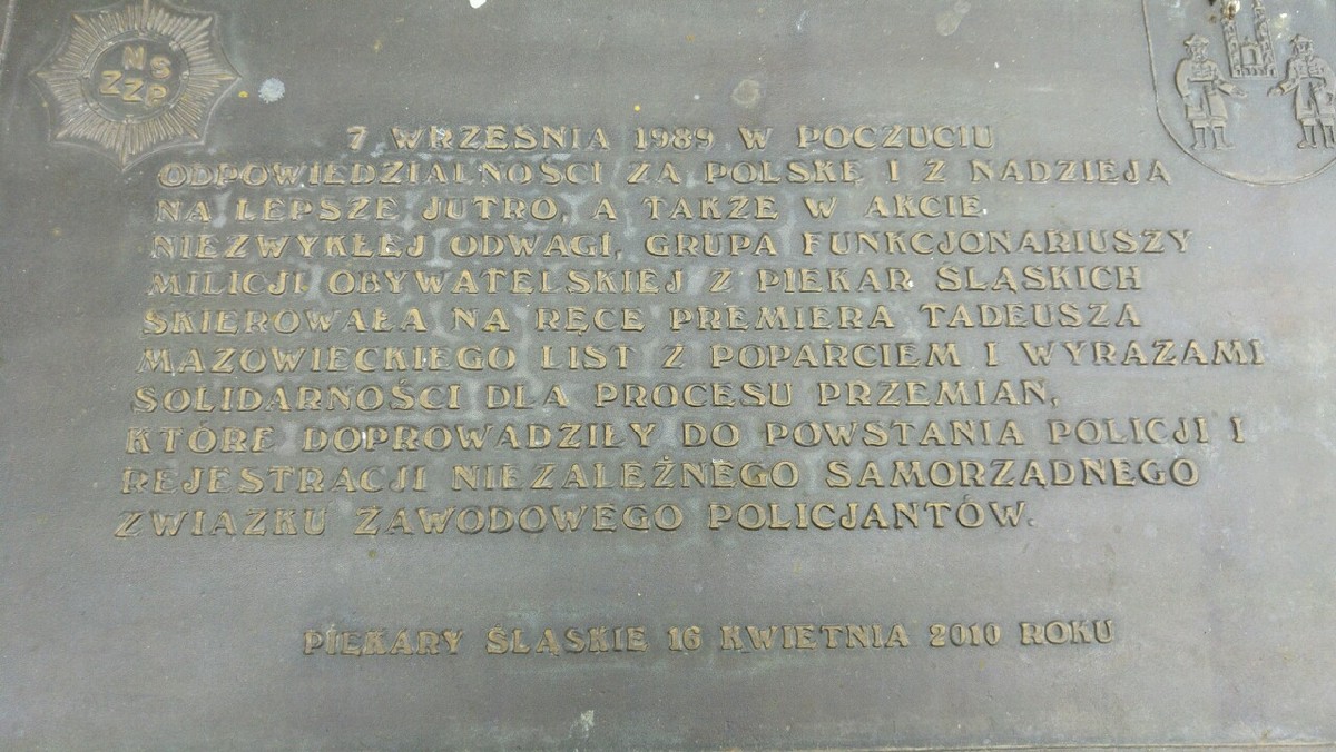 Pomniki, sztandary czy tablice upamiętniające MO, UB i czasy komunizmu, znajdujące się na obiektach i terenach policyjnych, mają wkrótce zniknąć. Ich usunięcie planuje MSWiA. Projekt budzi kontrowersje wśród samych funkcjonariuszy. – A co z upamiętnieniem bohaterów, pracujących w milicji, którzy oddali życie służąc ludziom? Oni też trafią do jednego worka z pracownikami bezpieki? Nie pozwolimy na to – grzmią policyjni związkowcy.