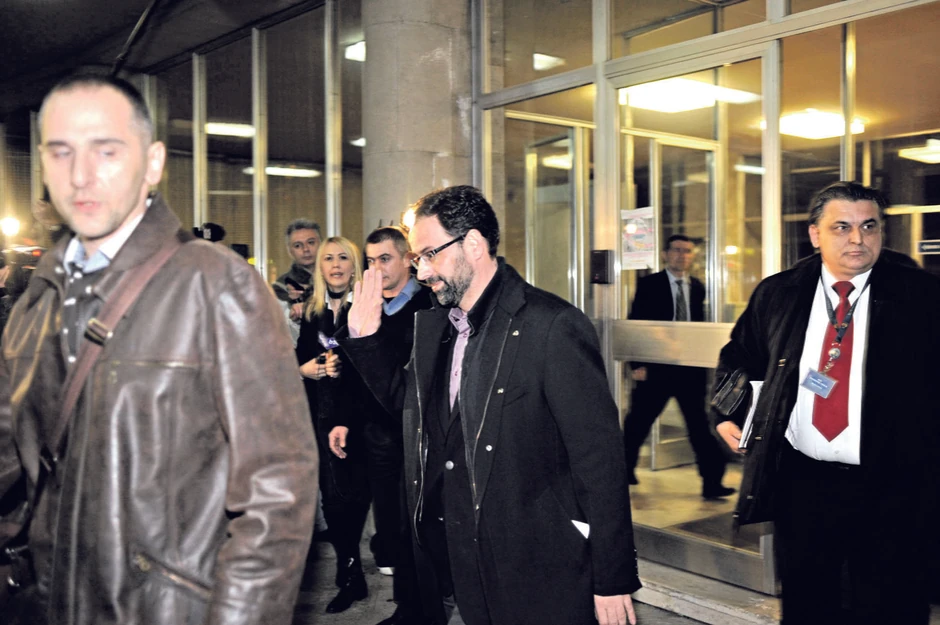 Odlazak 19.00: Lazarević u pratnji inspektora Bogdana Pušića (desno)