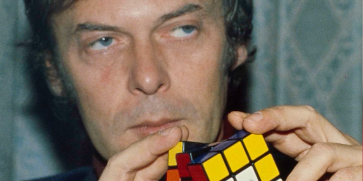 Erno Rubik uczył architektury. Stworzył kostkę, by wyjaśnić studentom, jak działają zależności przestrzenne w trójwymiarze.