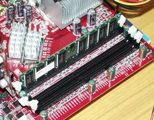 Dwustronny moduł 256 MB w slocie DIMM 1