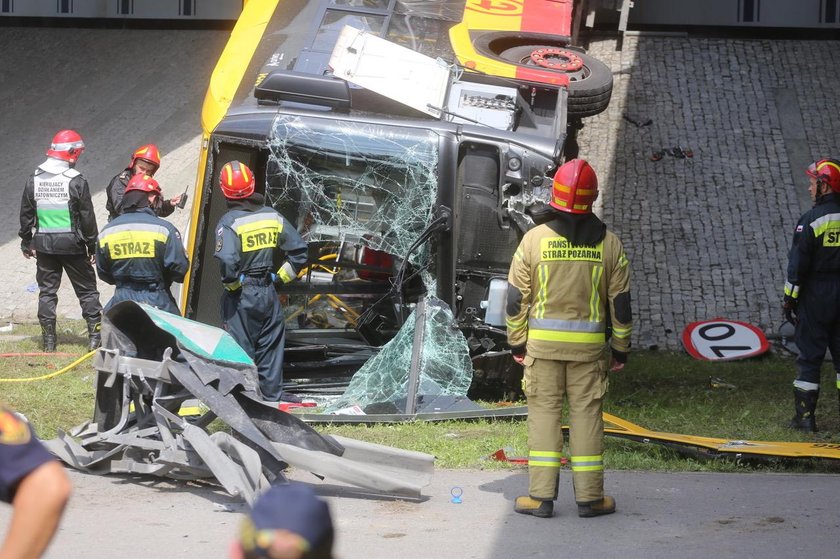 Autobus spadł z mostu w Warszawie