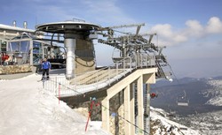 Zagrożenie lawinowe w Tatrach. Silny wiatr unieruchomił wyciągi narciarskie