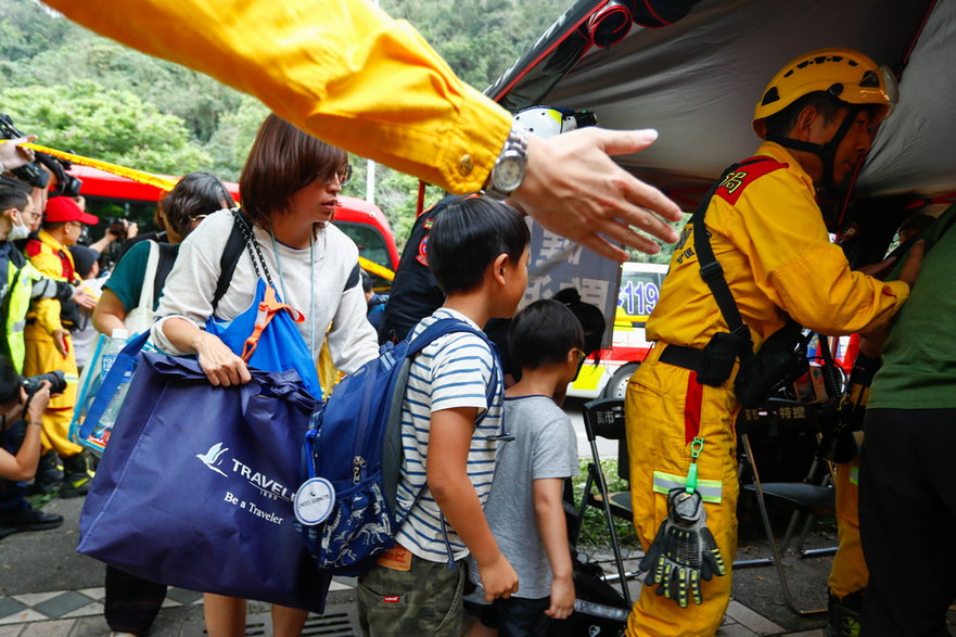 Rodzina uratowana z górskiego hotelu w Hualien otrzymuje pomoc medyczną